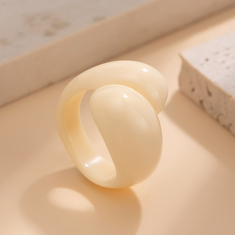 TL A A Lucite Ring