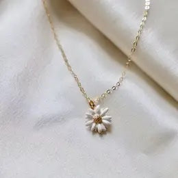 TL JKW Daisy Necklace
